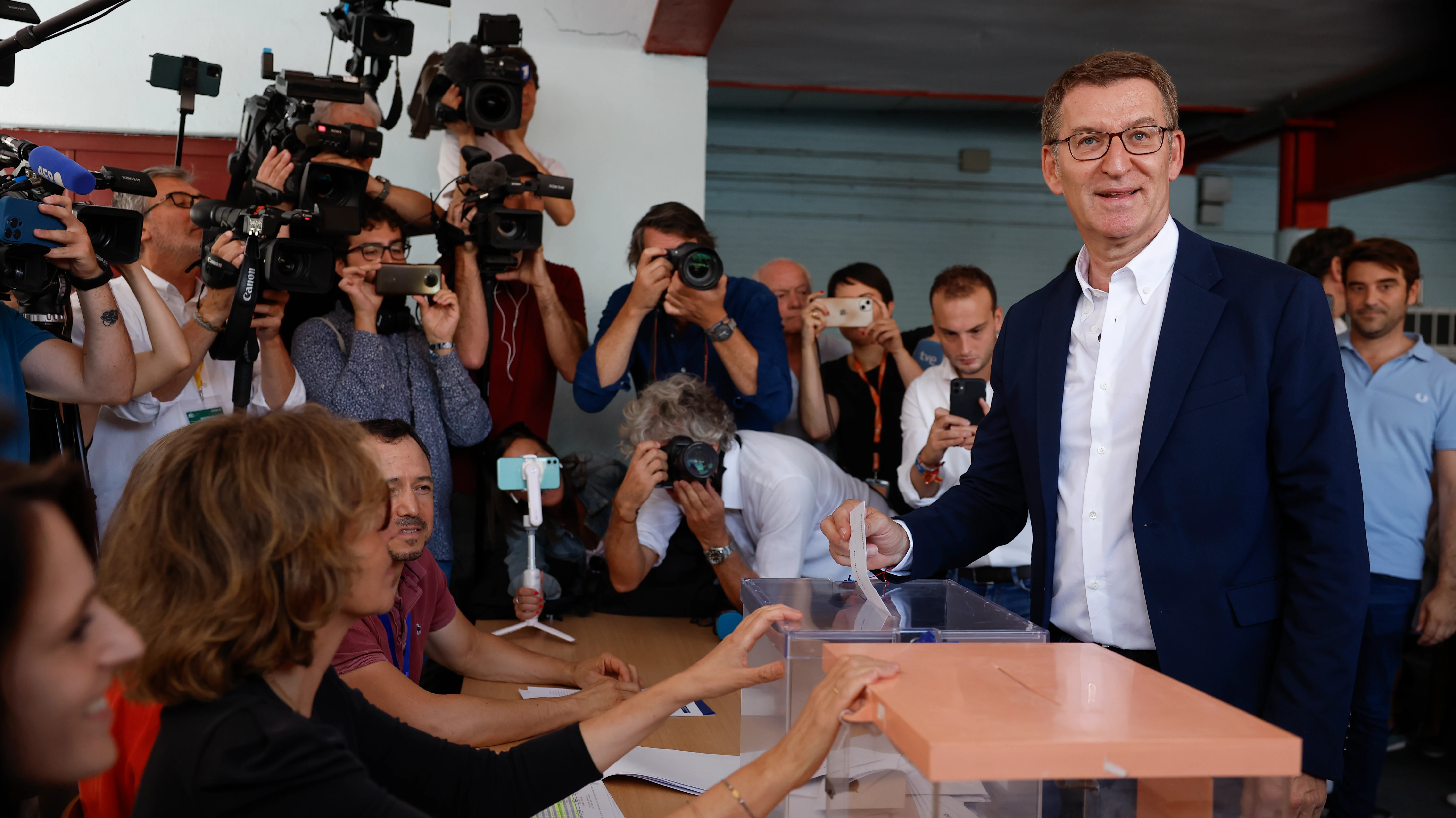 Alberto N&uacute;&ntilde;ez Feij&oacute;o vota en una urna en las elecciones generales del 23J