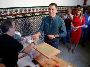 Pedro Sánchez votando