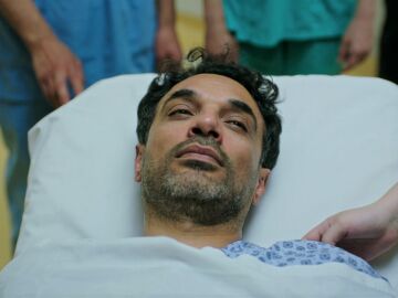 Eren sobrevive y se despierta de la operaci&oacute;n rodeado de Tuğ&ccedil;e y todos sus amigos