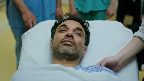 Eren sobrevive y se despierta de la operación rodeado de Tuğçe y todos sus amigos Eren sobrevive y se despierta de la operación rodeado de Tuğçe y todos sus amigos