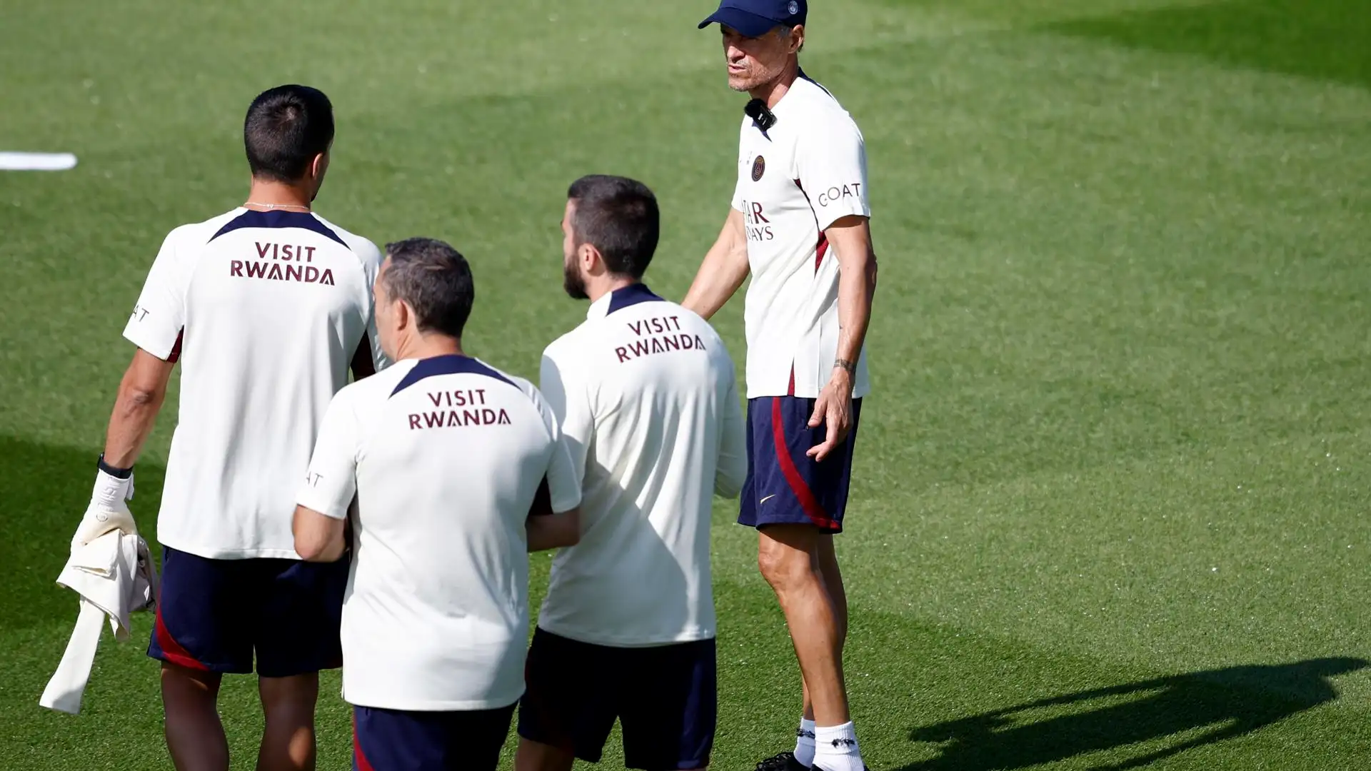 Luis Enrique junto a su cuerpo t&eacute;cnico