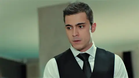 Yiğit recuerda su duro pasado al ver cómo Ender trata a Erim Yiğit recuerda su duro pasado al ver cómo Ender trata a Erim