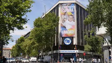 La lona del PP en su sede de Madrid