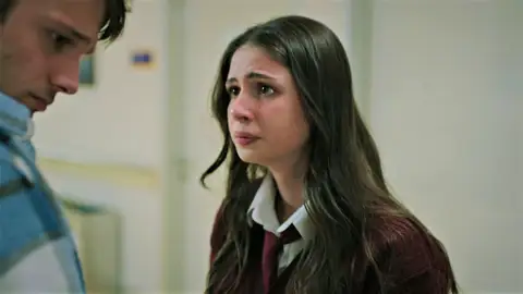 Parla se convierte en el mejor apoyo de Çinar... ¿estará empezando a surgir algo entre ellos? Parla se convierte en el mejor apoyo de Çinar... ¿estará empezando a surgir algo entre ellos?