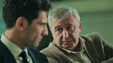 Ilgaz, hundido al sentirse culpable por la muerte de Burak, encuentra en su padre su mayor consuelo 