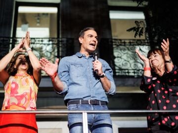 Pedro Sánchez celebra en Ferraz