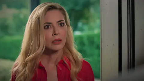 Nebahat descubre que Akif y Suzan viven juntos en su casa y les echa a la calle: “Fuera de aquí” Nebahat descubre que Akif y Suzan viven juntos en su casa y les echa a la calle: “Fuera de aquí”