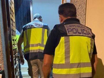 Agentes de la Policía Nacional entran en el piso de Almendralejo en el que se explotaba a las dos mujeres