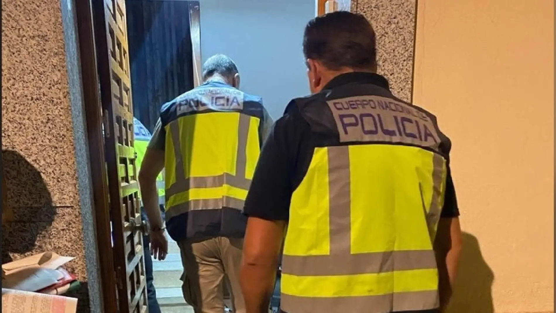 Agentes de la Policía Nacional entran en el piso de Almendralejo en el que se explotaba a las dos mujeres
