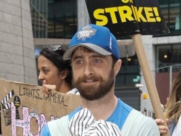 Daniel Radcliffe junto a su hijo en la huelga