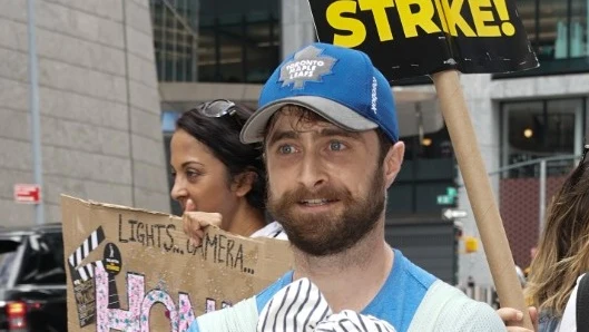 Daniel Radcliffe junto a su hijo en la huelga Daniel Radcliffe junto a su hijo en la huelga