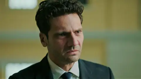 Burak muere tras el tiroteo y Haluk se enfrenta a Ilgaz mientras jura que se vengará de él: “Tú le has matado” Burak muere tras el tiroteo y Haluk se enfrenta a Ilgaz mientras jura que se vengará de él: “Tú le has matado”