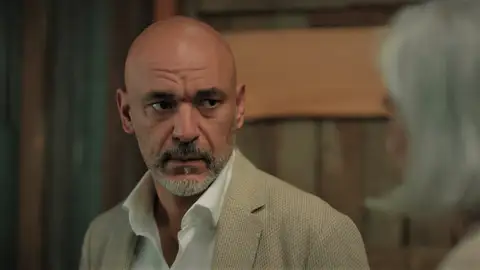 La señora Sevgi le confiesa a Ahmet que sabe el plan que iban a llevar a cabo contra ella: "Me avergüenzo de ser tu madre" La señora Sevgi le confiesa a Ahmet que sabe el plan que iban a llevar a cabo contra ella: "Me avergüenzo de ser tu madre"