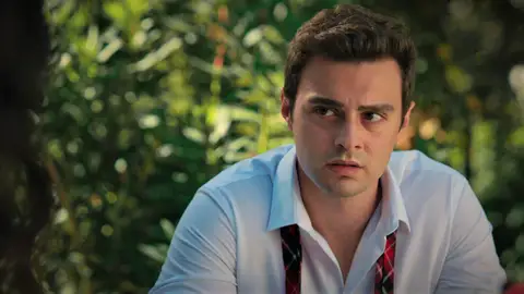 Ömer se arma de valor y le pregunta a Suzan sobre Ahmet: "¿Ese hombre es mi padre?" Ömer se arma de valor y le pregunta a Suzan sobre Ahmet: "¿Ese hombre es mi padre?"