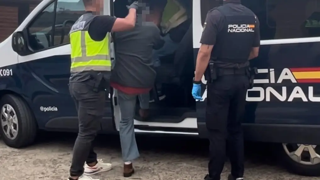 Agentes de la Policía Nacional introducen al presunto autor del incendio de Los Realejos Agentes de la Policía Nacional introducen al presunto autor del incendio de Los Realejos