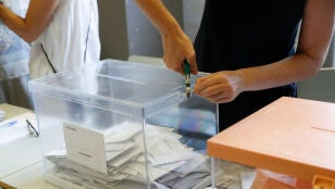 Un miembro de una mesa electoral