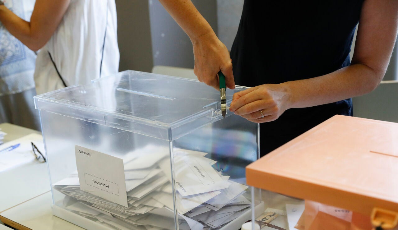 Un miembro de una mesa electoral