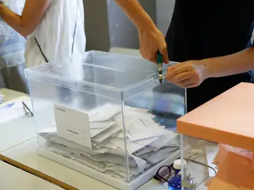 Un miembro de una mesa electoral Un miembro de una mesa electoral