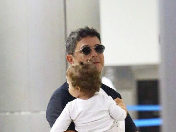 Alejandro Sanz con su hija Alma en brazos
