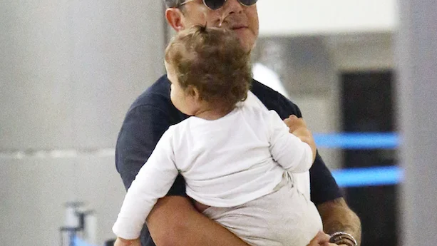 Alejandro Sanz con su hija Alma en brazos