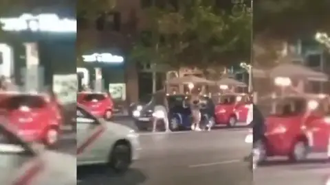 Discusión entre dos conductores acaba con uno de ellos al capó durante varios metros después de increpar al conductor del vehículo @cepmadrid Discusión entre dos conductores acaba con uno de ellos al capó durante varios metros después de increpar al conductor del vehículo @cepmadrid