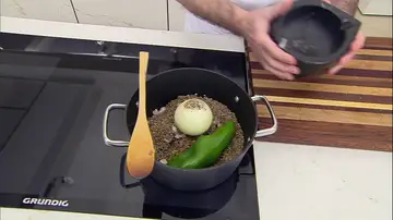 Añade la cebolla y el pimiento