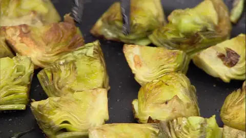 Añade la cebolla y el pimiento Añade la cebolla y el pimiento