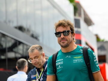 El piloto de Aston Martin Fernando Alonso en su llegada al circuito de Hungaroring