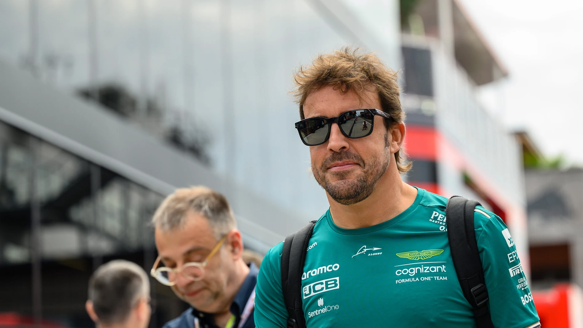 El piloto de Aston Martin Fernando Alonso en su llegada al circuito de Hungaroring El piloto de Aston Martin Fernando Alonso en su llegada al circuito de Hungaroring
