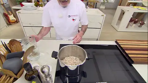 Escurre las alubias, ponlas en una olla rápida, cúbrelas con agua Escurre las alubias, ponlas en una olla rápida, cúbrelas con agua