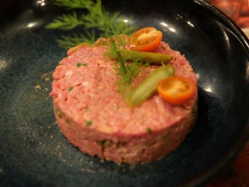 Tartar de tomate con piñones y hierbabuena