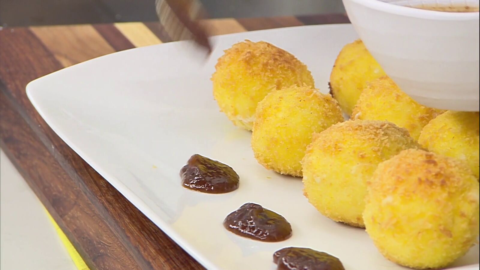 Receta de croquetas cremosas de queso de cabra con mermelada de higos, de Arguiñano
