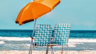 Una sombrilla en primera l&iacute;nea de playa