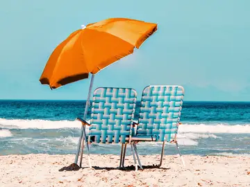 Una sombrilla en primera línea de playa Una sombrilla en primera línea de playa