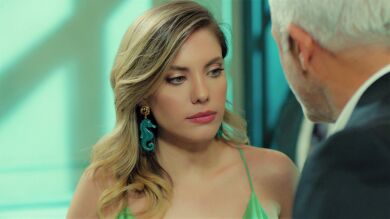 Halit, enfadado con Yildiz al verla aparecer por sorpresa en un evento