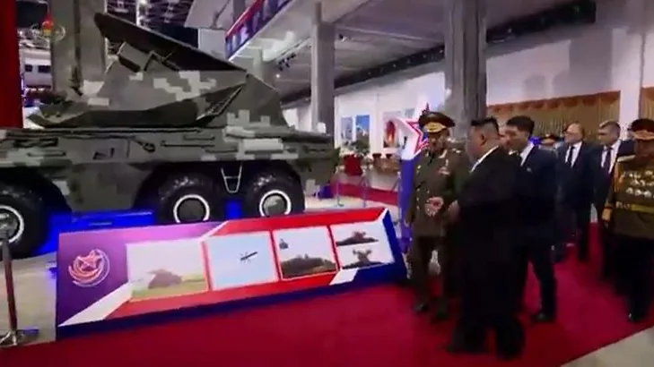 Kim Jong-un exhibe su arsenal Kim Jong-un exhibe su arsenal