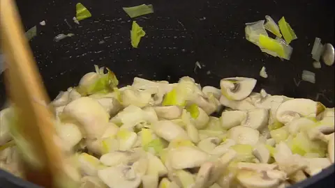 Escúrrelos, córtalos en rodajas y añádelos a la cazuela de las hortalizas Escúrrelos, córtalos en rodajas y añádelos a la cazuela de las hortalizas