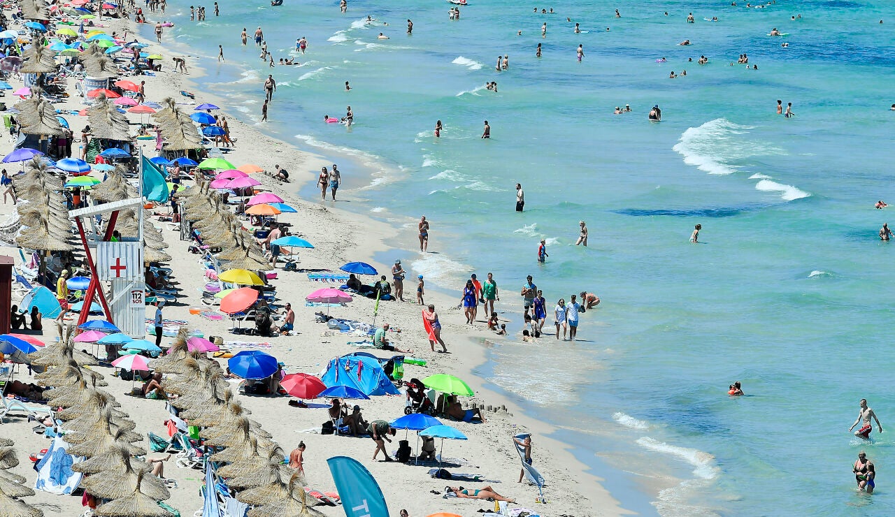 Imagen de archivo de turistas en las playas este verano
