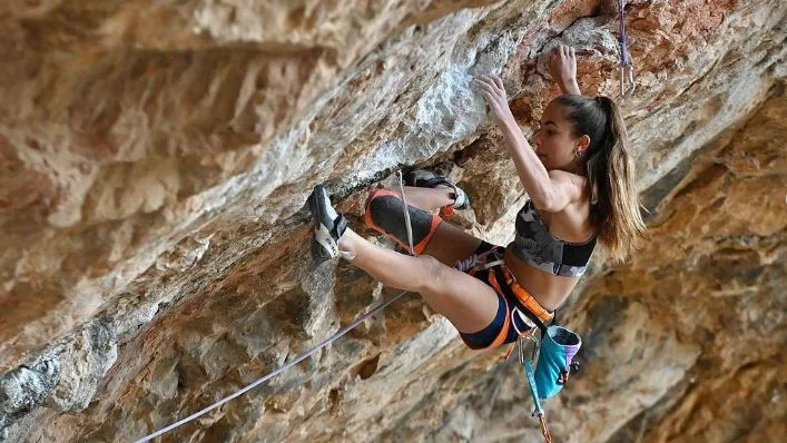 La atleta catalana, Geila Macià, escalando La atleta catalana, Geila Macià, escalando