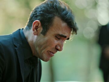 Pars le da el &uacute;ltimo adi&oacute;s a su hermana Neva mientras se celebra el funeral de Burak