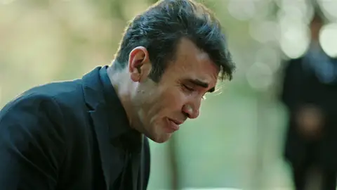 Pars le da el último adiós a su hermana Neva mientras se celebra el funeral de Burak Pars le da el último adiós a su hermana Neva mientras se celebra el funeral de Burak