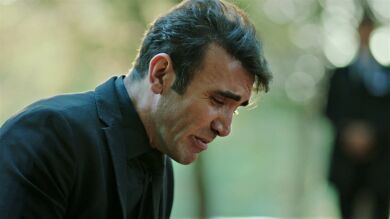 Pars le da el último adiós a su hermana Neva mientras se celebra el funeral de Burak