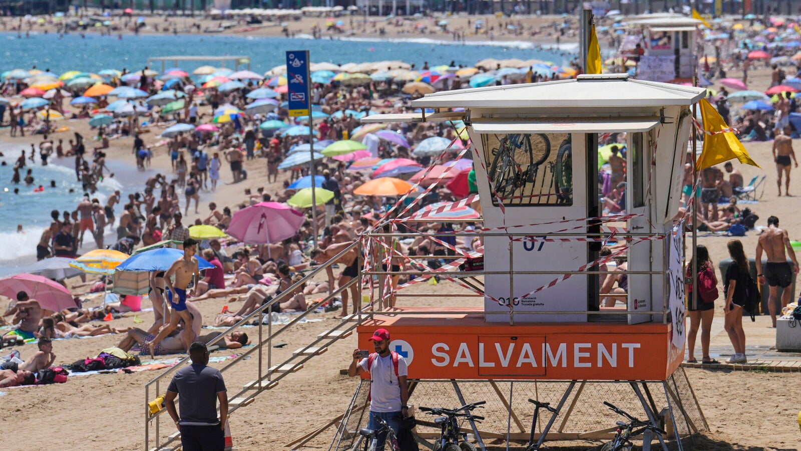 Desconvocada la huelga indefinida de los socorristas de Barcelona