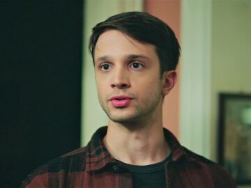 Mientras todos buscan pruebas que inculpen a Burak, &Ccedil;inar confiesa que ha estado investigando a Serdar