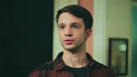 Mientras todos buscan pruebas que inculpen a Burak, Çinar confiesa que ha estado investigando a Serdar Mientras todos buscan pruebas que inculpen a Burak, Çinar confiesa que ha estado investigando a Serdar