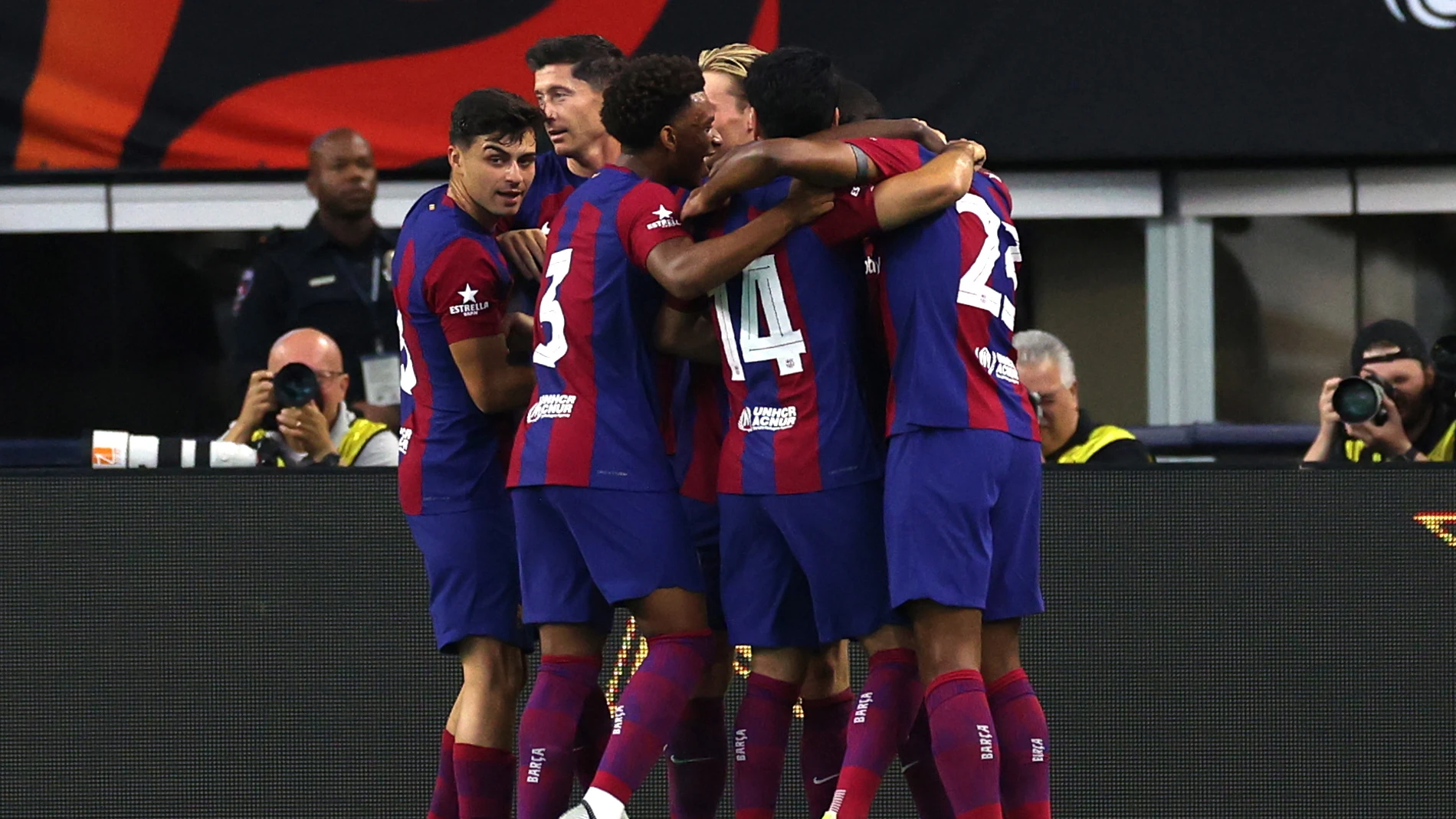 Jugadores del FC Barcelona celebrando un gol ante el Real Madrid