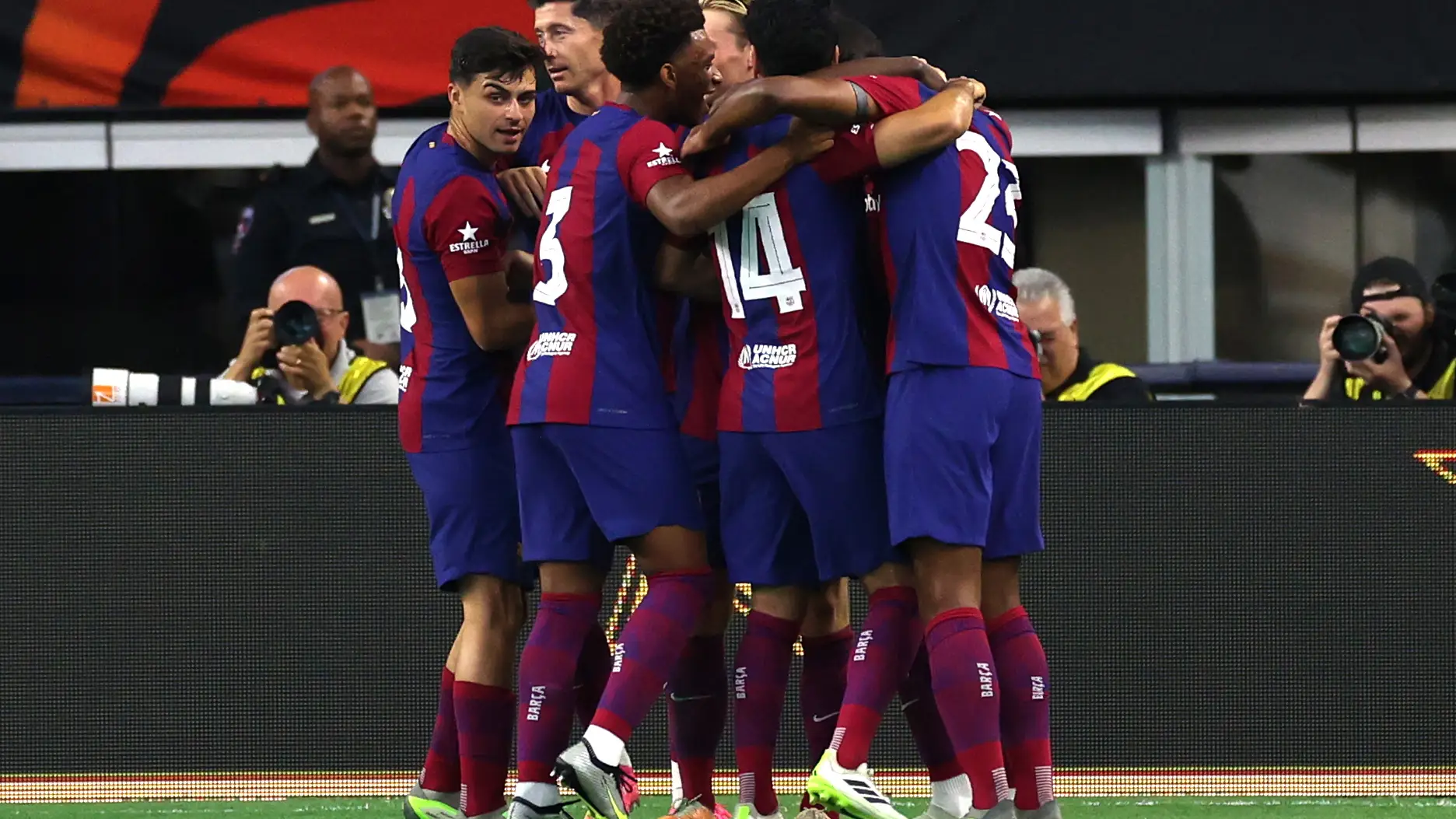 Jugadores del FC Barcelona celebrando un gol ante el Real Madrid