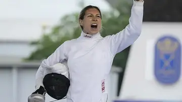 Laura Heredia celebra una de sus victorias en la esgrima del pentatlón moderno de los Juegos Europeos de 2023