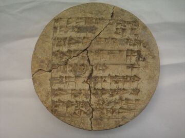 La nueva inscripción cuneiforme en lengua sumeria en un manuscrito 