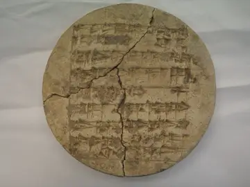 La nueva inscripción cuneiforme en lengua sumeria en un manuscrito La nueva inscripción cuneiforme en lengua sumeria en un manuscrito